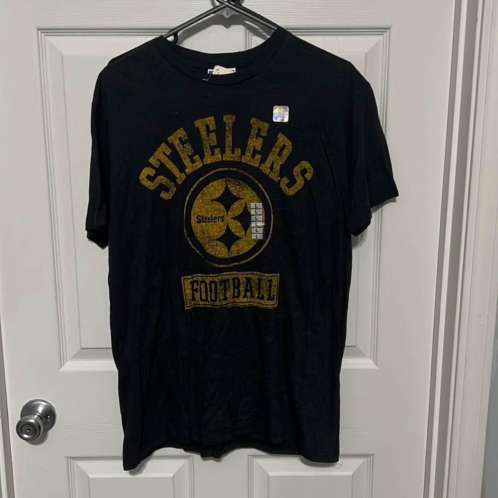 Large, never worn Steelers men’s tee.